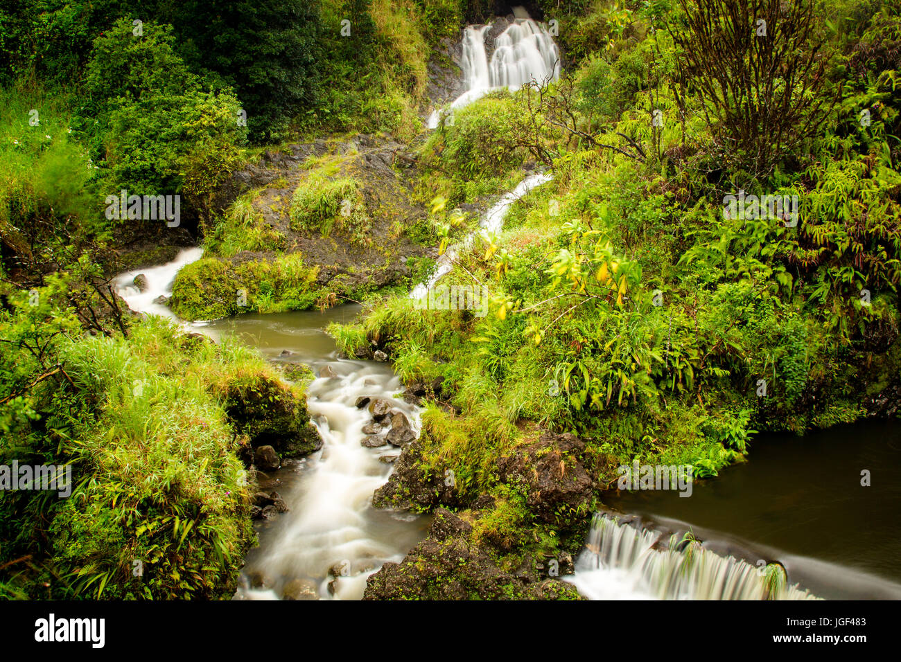 Cascada en la carretera Hana Hana cerca de Maui, Hawaii, USA. Foto de stock