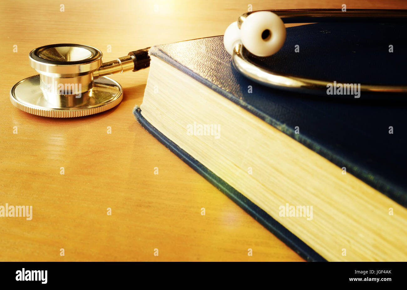 Libro y el estetoscopio. Concepto de salud. Foto de stock