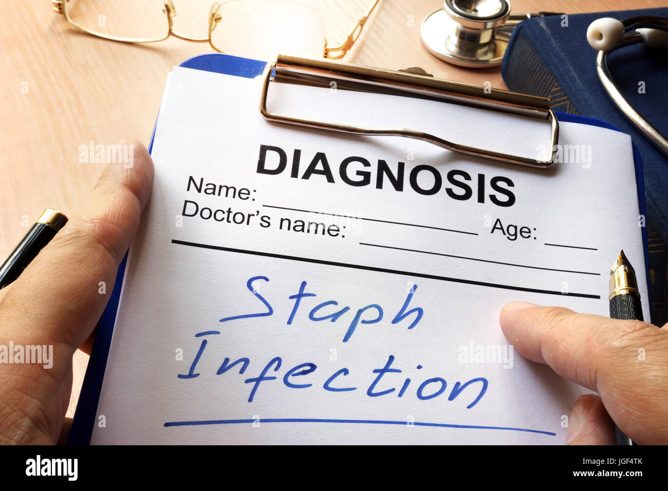 Infección por estafilococos escrito en una ficha de diagnóstico. Foto de stock