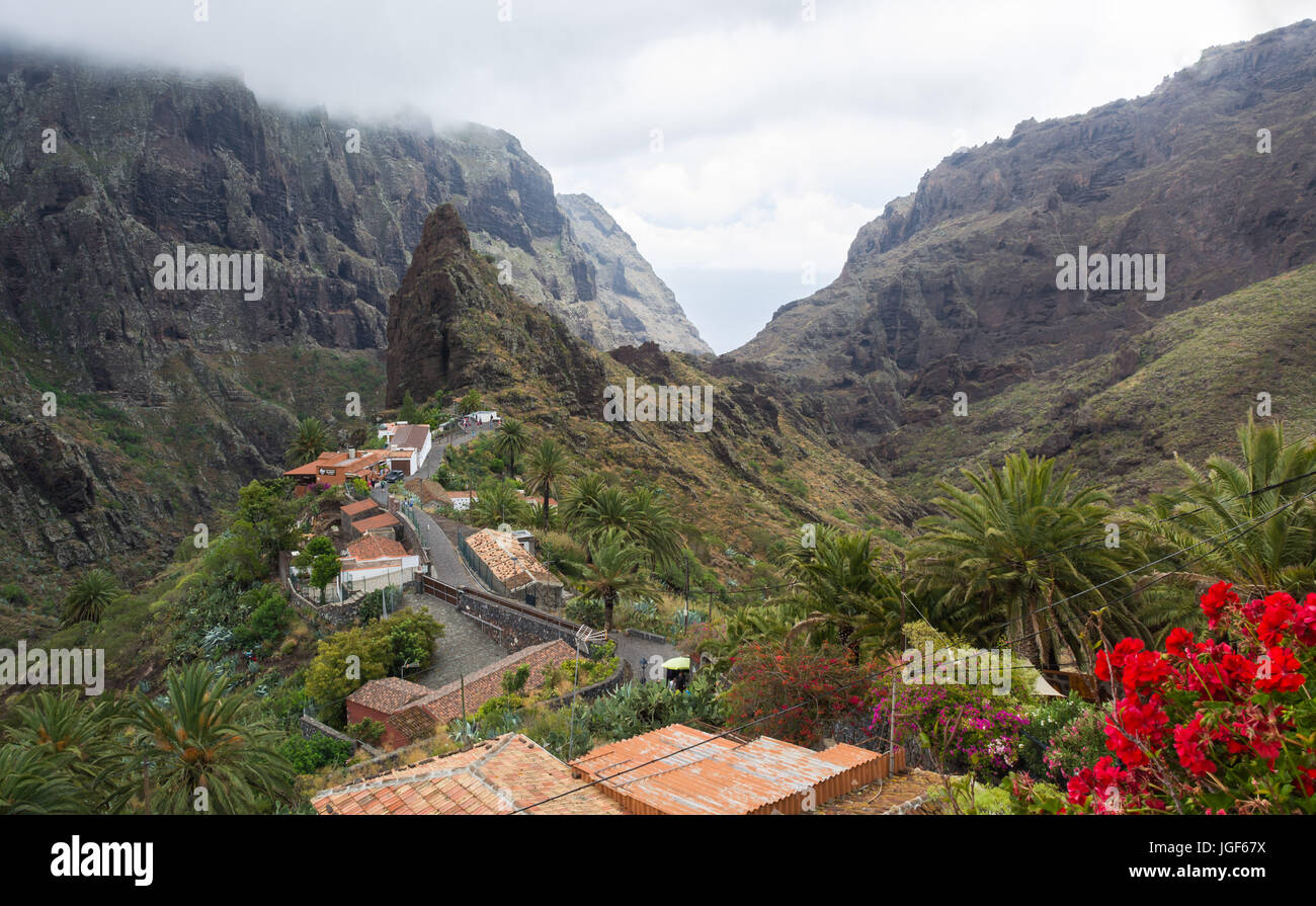 Amplia vista sobre Masca, el oculto o aldea perdida con bajo nubes colgantes en Tenerife. Foto de stock