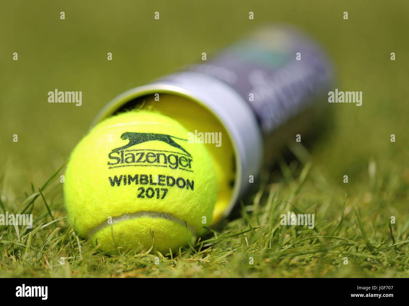 Una lata de Slazenger pelotas de tenis en el cuarto día de los campeonatos  de Wimbledon en el All England Lawn Tennis y Croquet Club, el Torneo de  Tenis de Wimbledon Fotografía