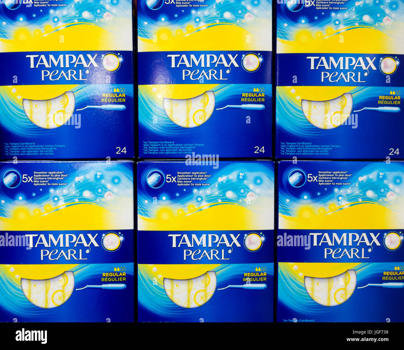 Tampax pearl mostrar en el supermercado. Foto de stock