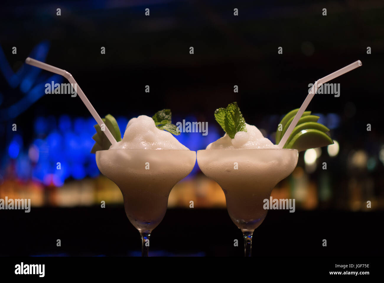 Mayordomo científico Malentendido Primer plano de dos tragos de alcohol cóctel de frutas sobre la mesa en el  restaurante bar borrosa antecedentes Fotografía de stock - Alamy
