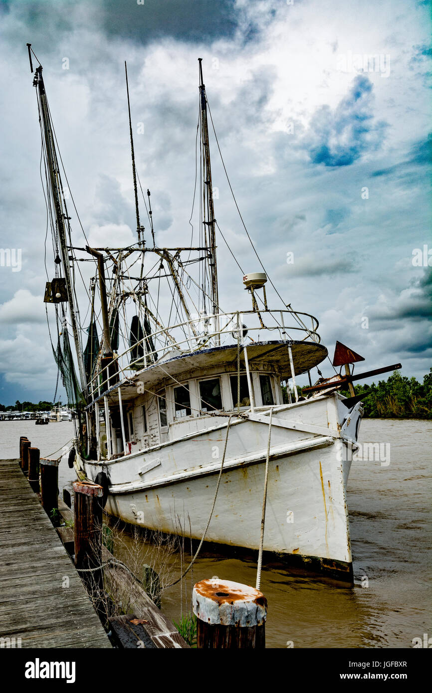 Luisiana, parroquia de Iberia, Canal Delcambre aka Bayou Carlin, antiguo barco de pesca comercial de madera Foto de stock