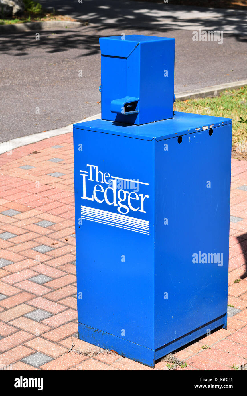 Lakeland Ledger cuadro periódico en la esquina de la calle Foto de stock