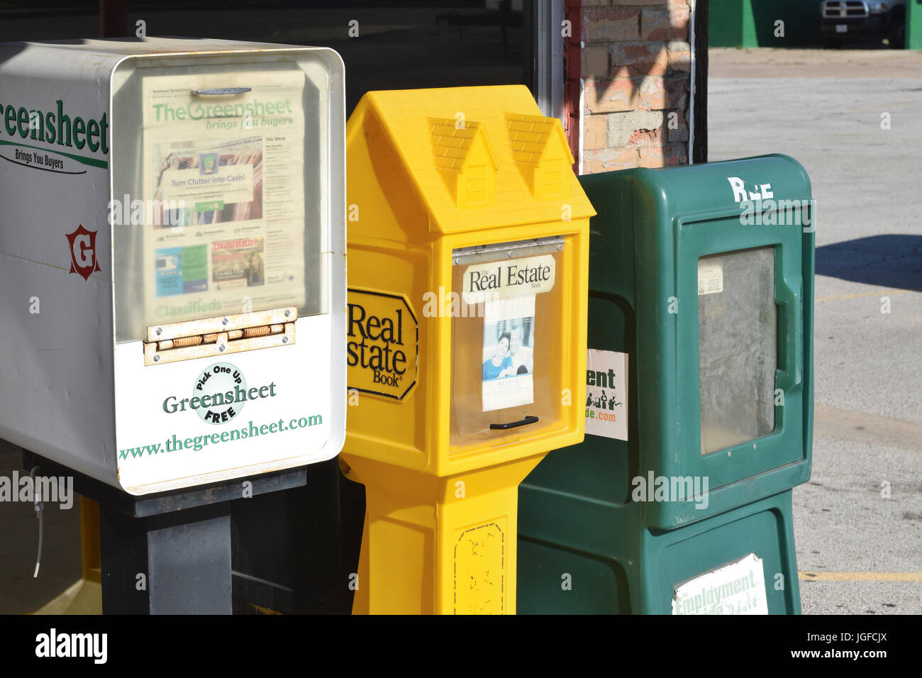 Cajas de periódicos ofreciendo publicidad gratuita documentos Foto de stock