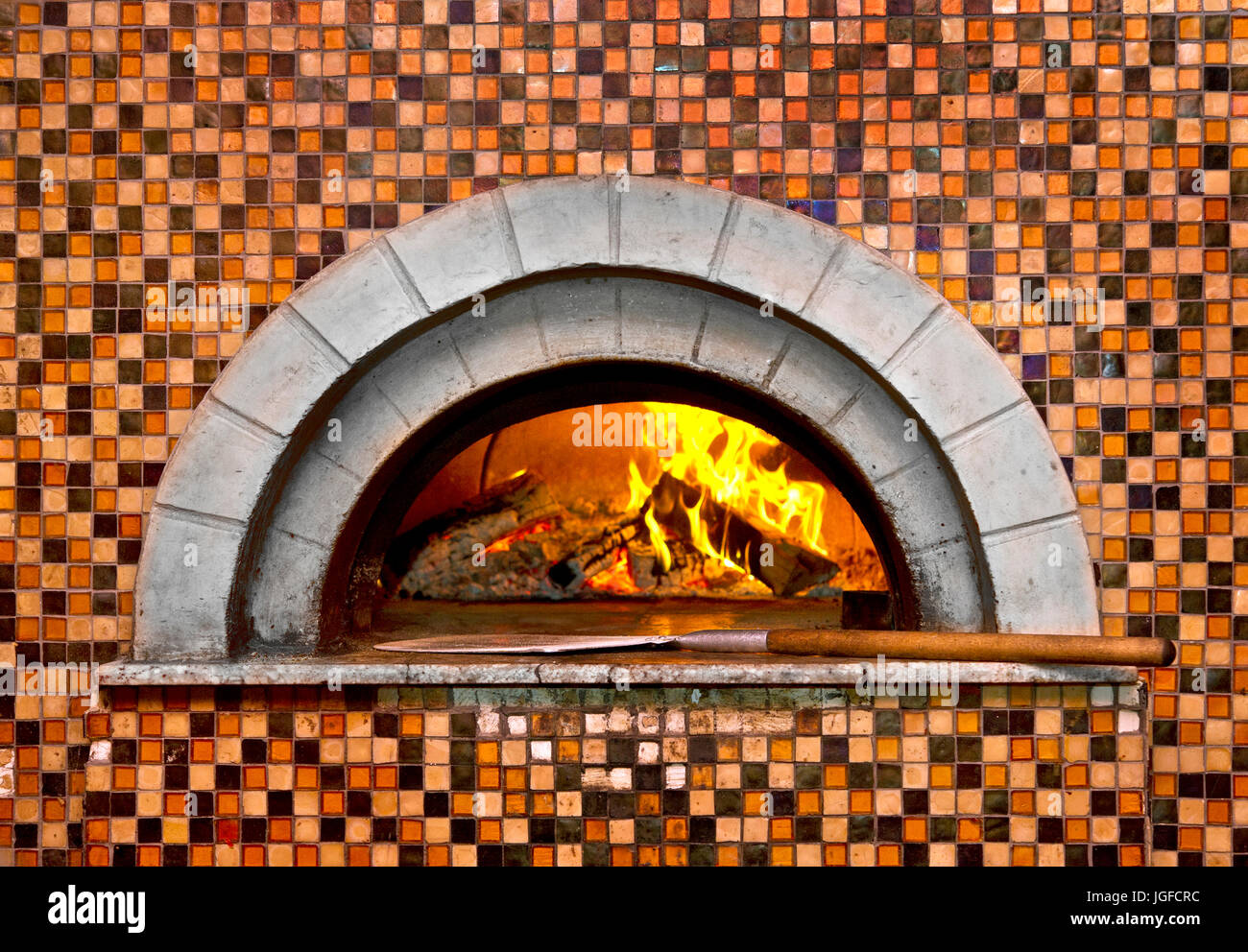 Imagen de un horno para pizza de ladrillo con fuego Fotografía de stock -  Alamy