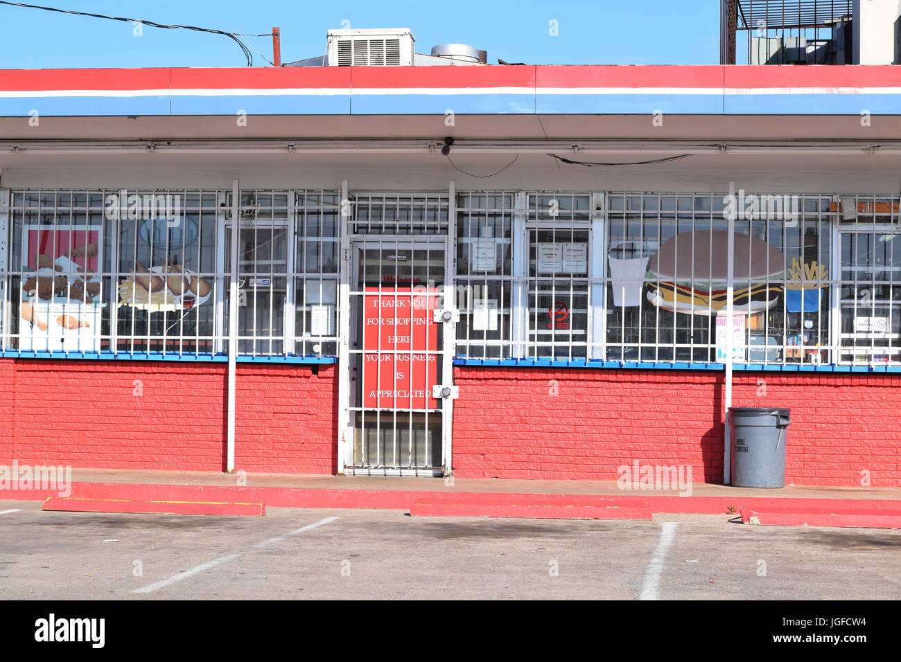 Rejas en las ventanas de un restaurante de comida rápida en el área de alta delincuencia del sur de Dallas, Texas Foto de stock