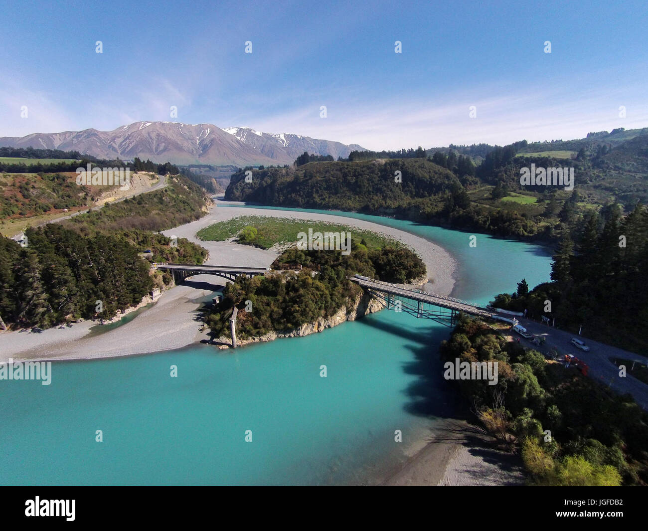 Mount Hutt, Rango, Rakaia Gorge Bridge (1882), Río Rakaia y Rakaia Gorge, Canterbury, Isla del Sur, Nueva Zelanda - antena drone Foto de stock