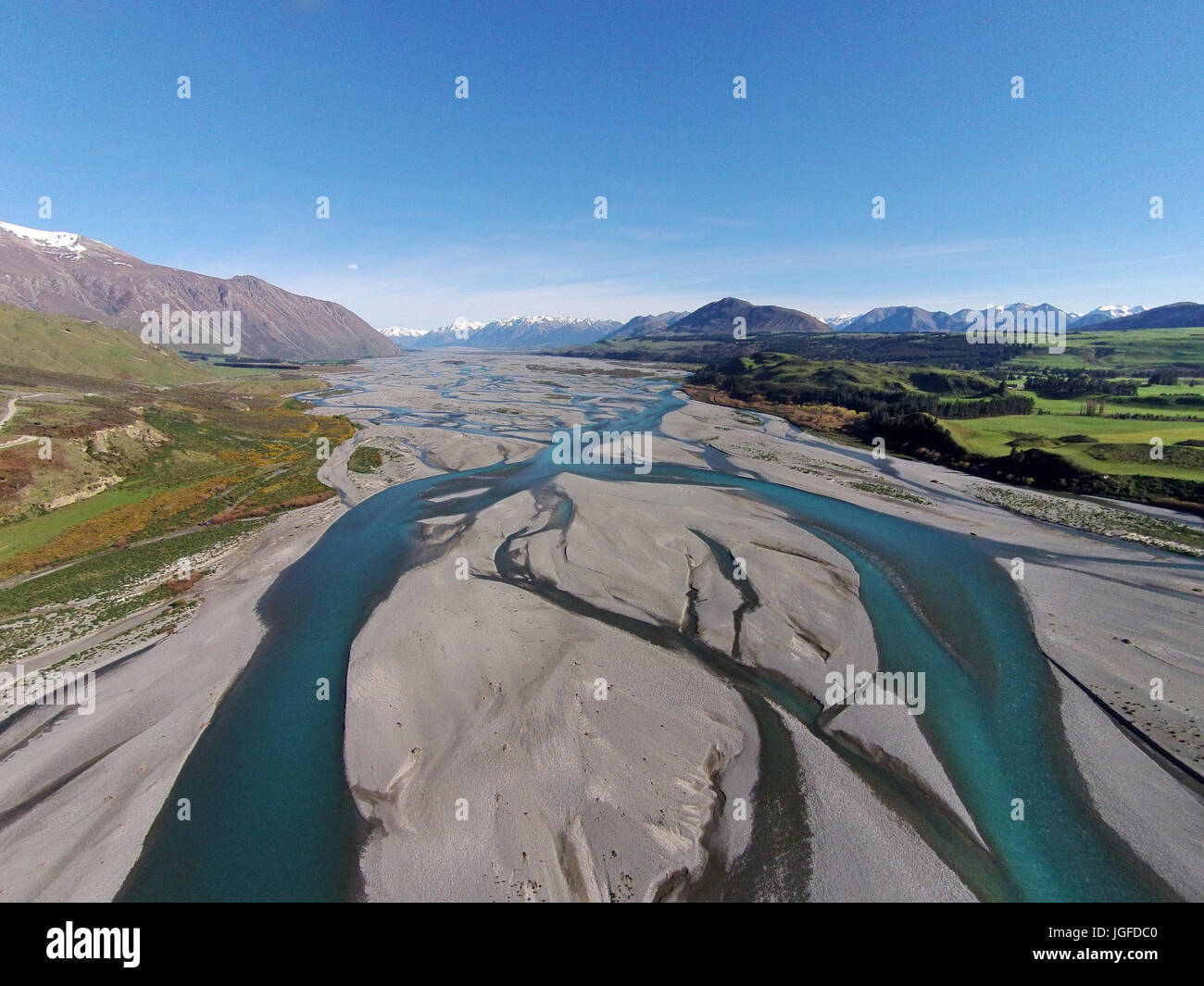Los arroyos del trenzado Rakaia River, Canterbury, Isla del Sur, Nueva Zelanda - antena drone Foto de stock