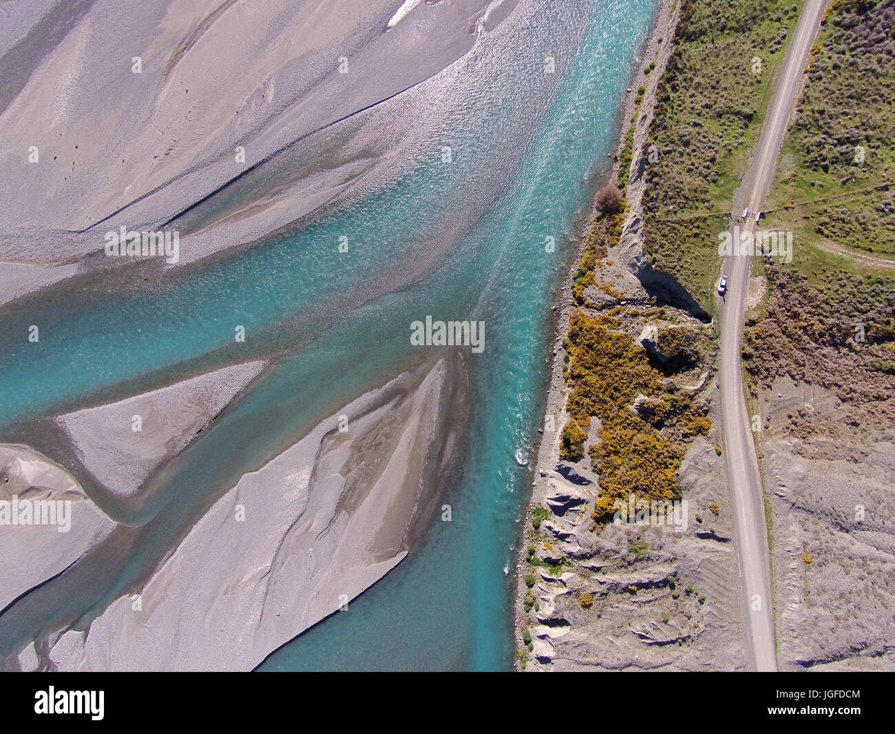 Los arroyos del trenzado Rakaia River y Double Hill Run Road, Canterbury, Isla del Sur, Nueva Zelanda - antena drone Foto de stock