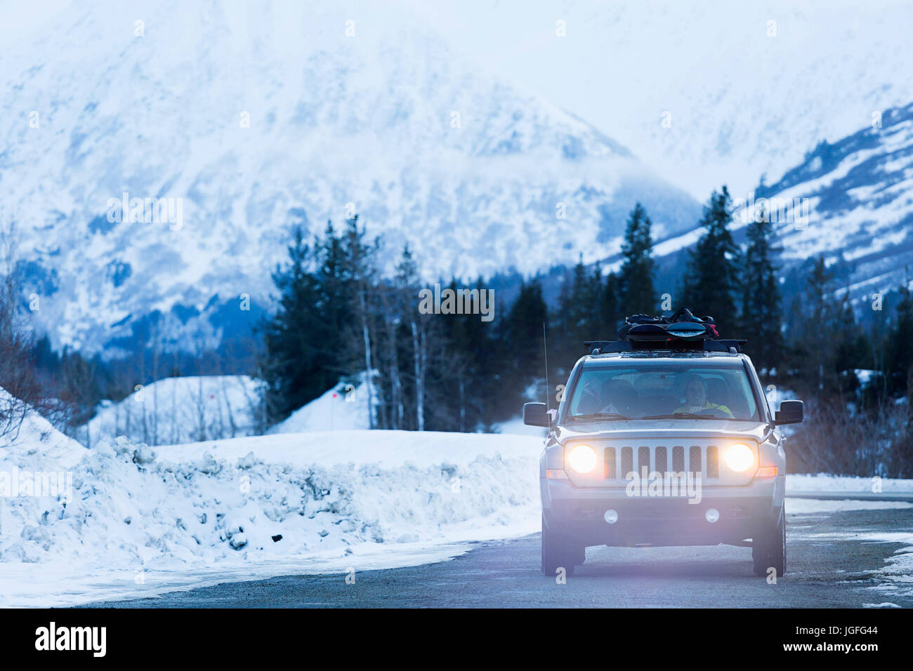 Faros brilla desde la conducción del automóvil en invierno Foto de stock