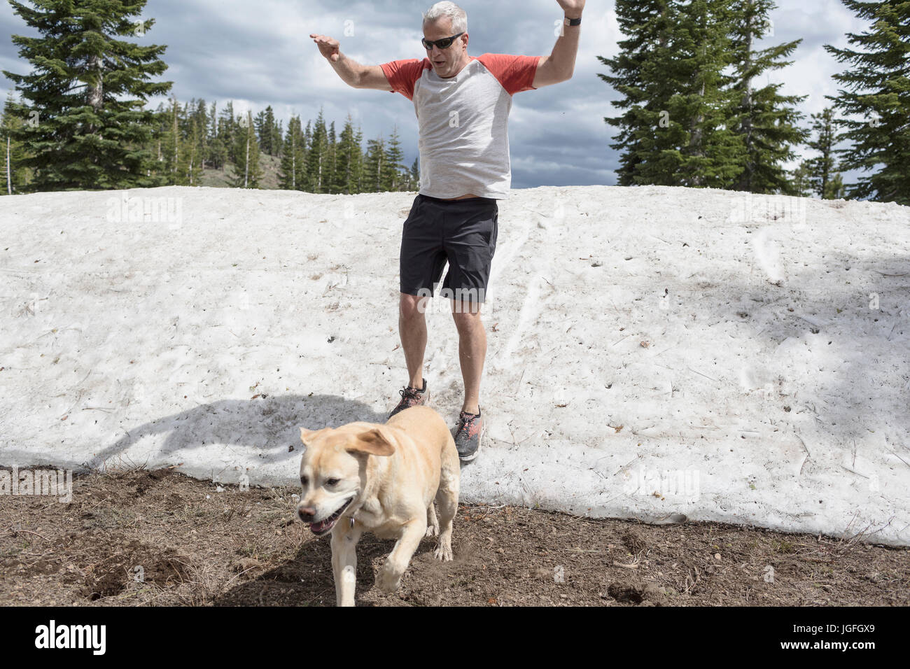 Usar pantalones cortos hombre deslizándose sobre la nieve con Fotografía de stock - Alamy