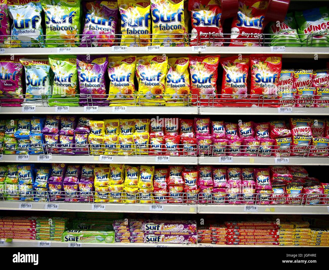 ANTIPOLO CITY, Filipinas - Julio 5, 2017: el detergente de ropa jabones y  otros productos para el lavado de tela en exhibición en una tienda de  comestibles listas para ser cosechadas Fotografía