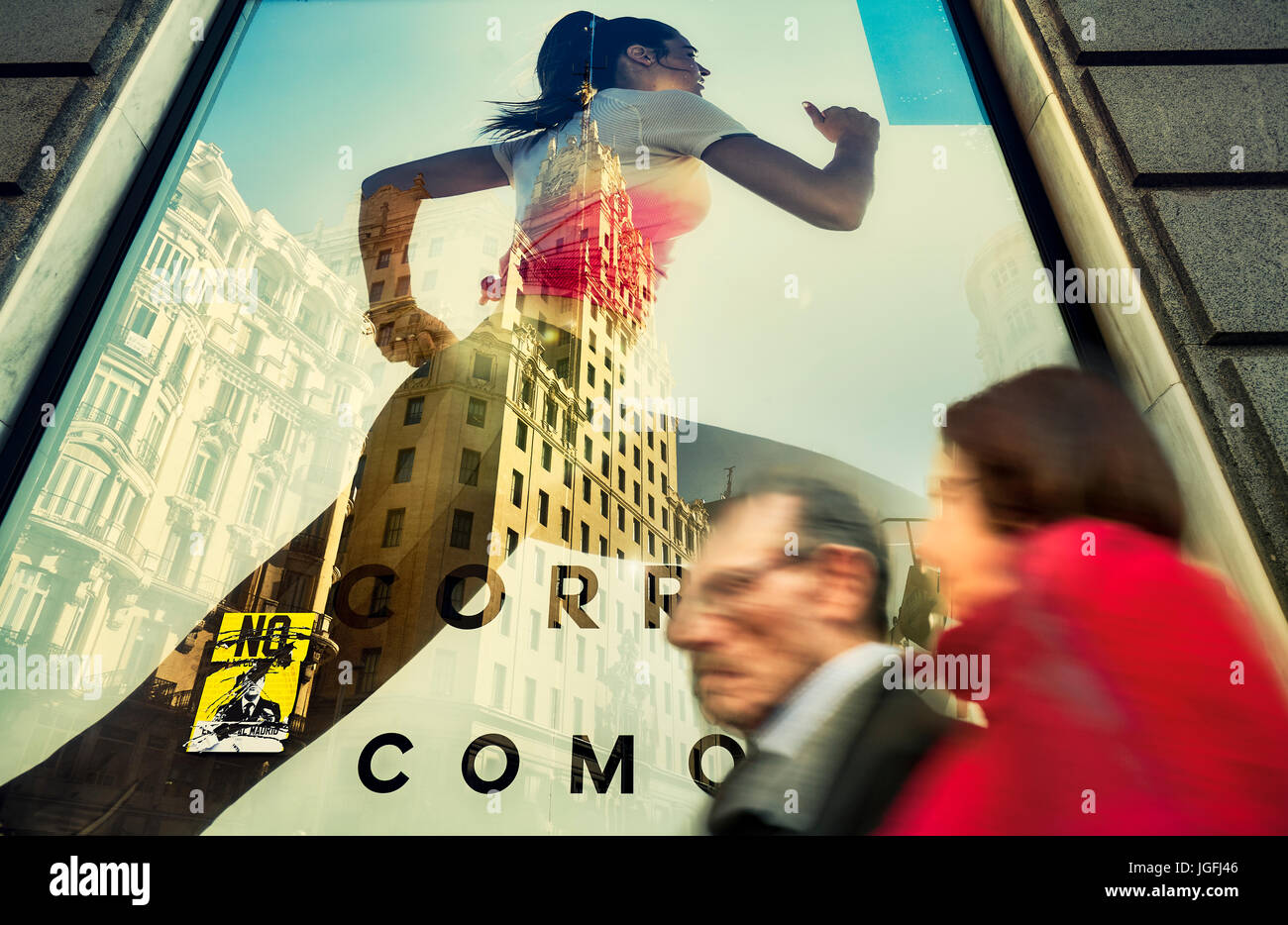 Reflexión sobre una ventana shop póster en la Avenida Gran Vía. Madrid. España Foto de stock