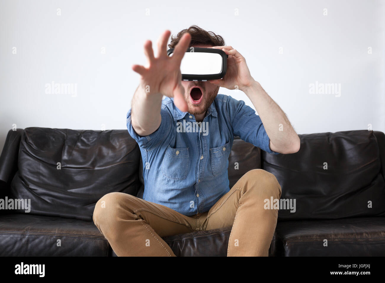 Hombre en una camilla portando gafas de realidad virtual Foto de stock