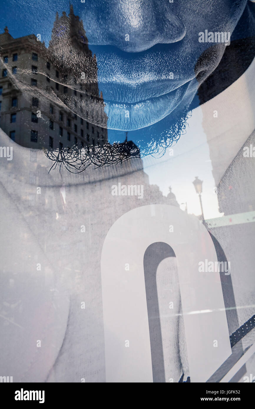 Edificio telefónica reflexión sobre una ventana shop póster en la Avenida Gran Vía. Madrid. España Foto de stock