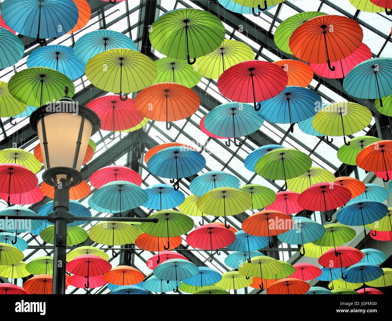 Sombrillas multicolores colgando del techo en un centro comercial  Fotografía de stock - Alamy