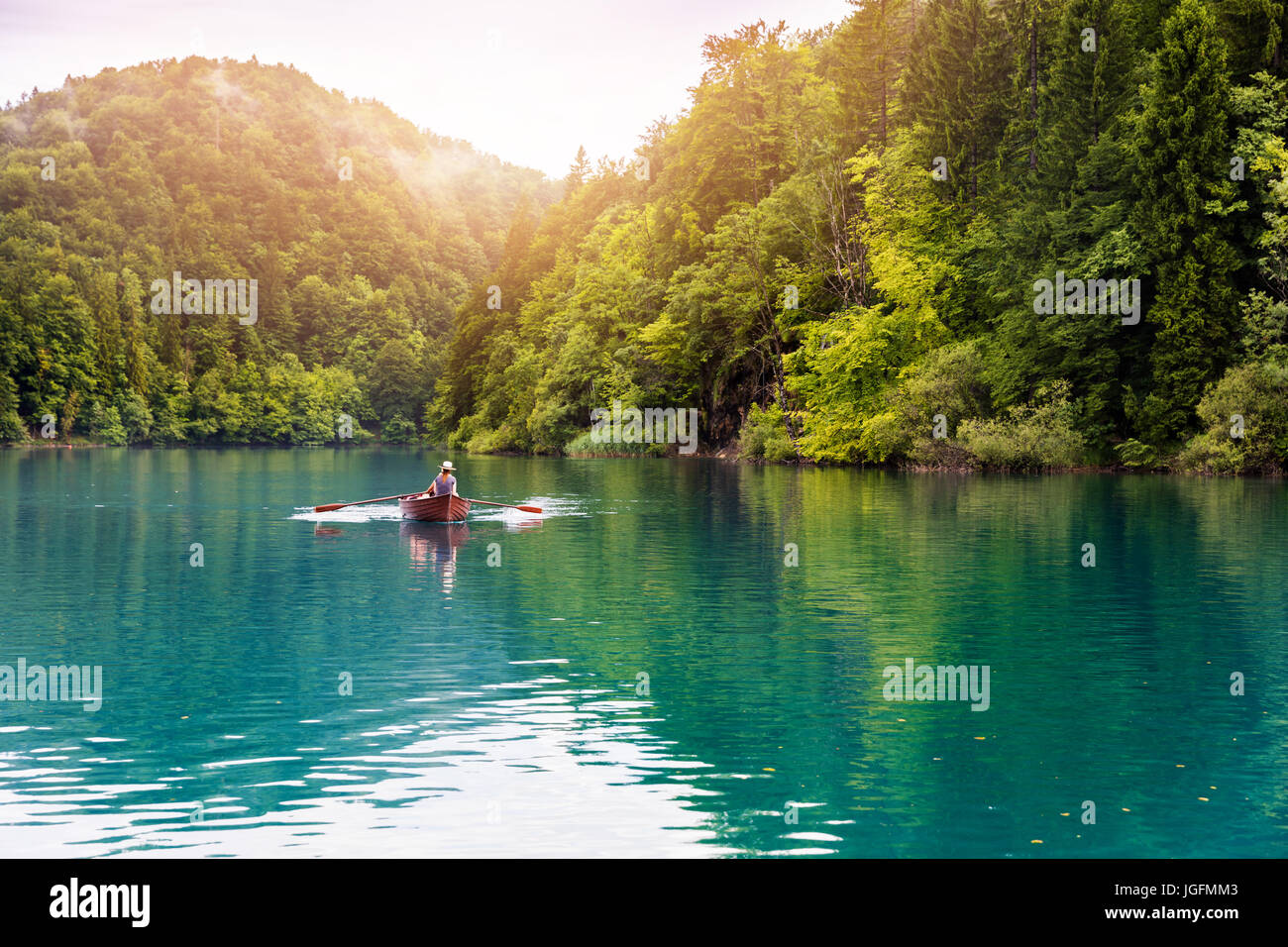Paseo en una barca de remos en el parque nacional de los lagos de Plitvice Foto de stock