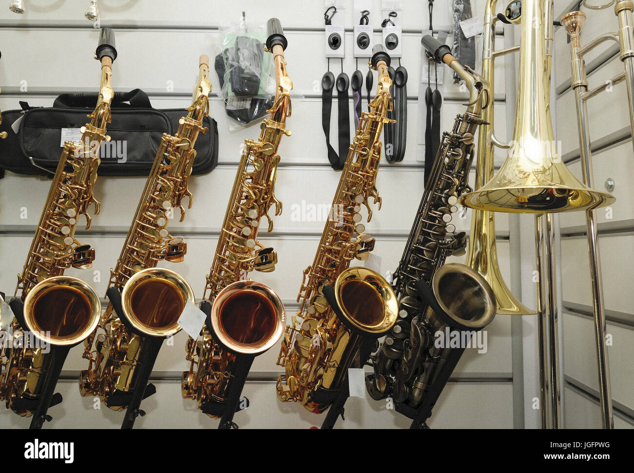 Saxofón closeup en la tienda de música de fondo Fotografía de stock - Alamy