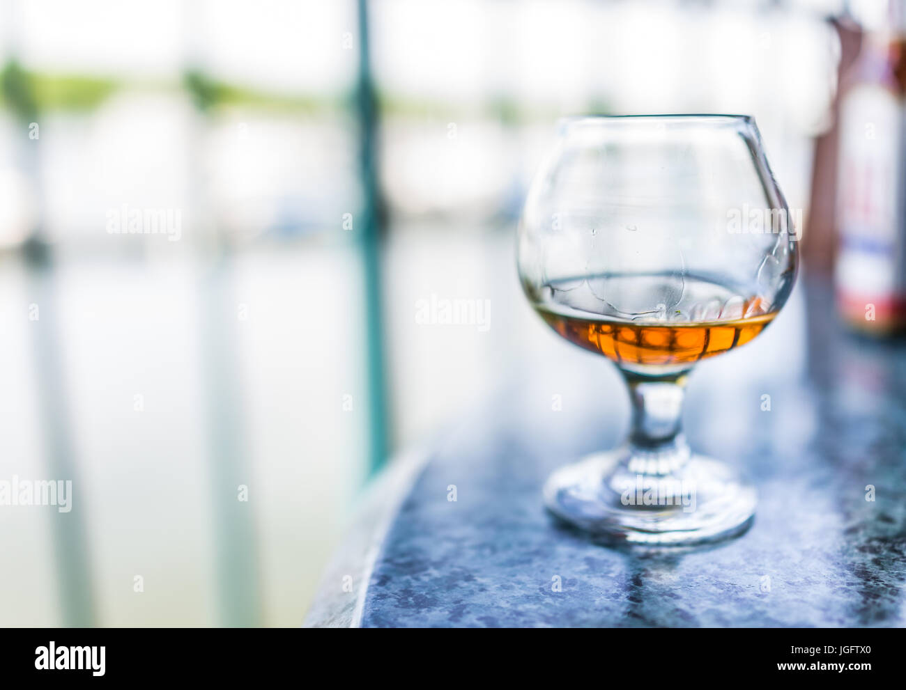 Macro closeup de amaretto, ron, o beber bourbon en vidrio Foto de stock