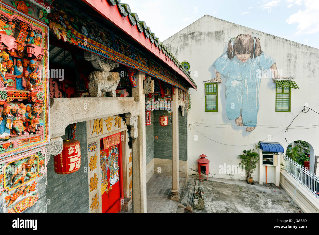 Kung Fu girl mural del artista Ernest Zacharevic. Arte en la calle situado en Georgetown, la isla Penang, Malasia. Foto de stock