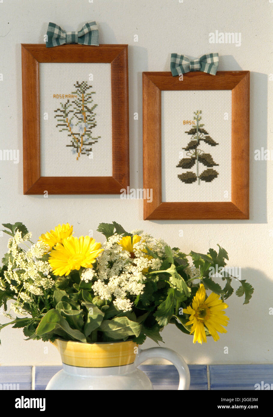Estampados florales en pared sobre arreglos florales Fotografía de stock -  Alamy