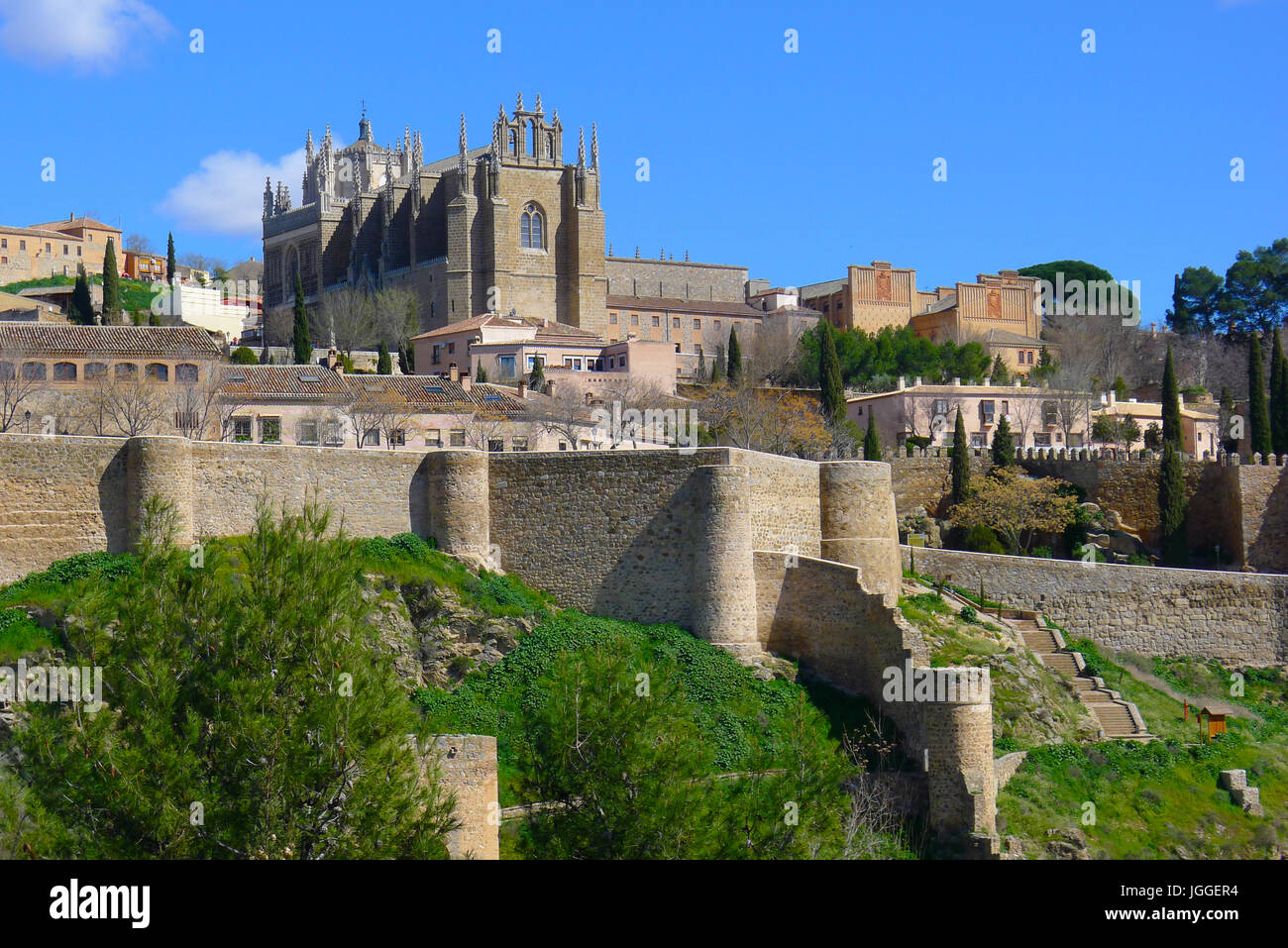 El Monasterio de San Juan de los Reyes, por encima de la muralla de la ciudad de Toledo, España. Foto de stock