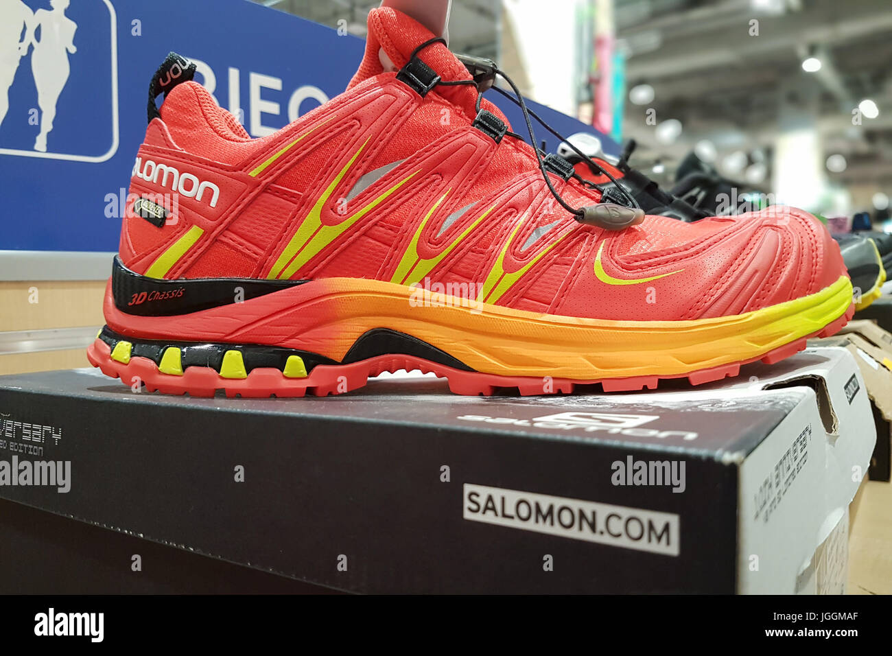 Nowy Sacz, Polonia - Julio 06, 2017: Salomon XA Pro 3D GTX zapatos  deportivos para la venta en la tienda de Martens. El Salomon Group es un  famoso hombre equipos deportivos Fotografía