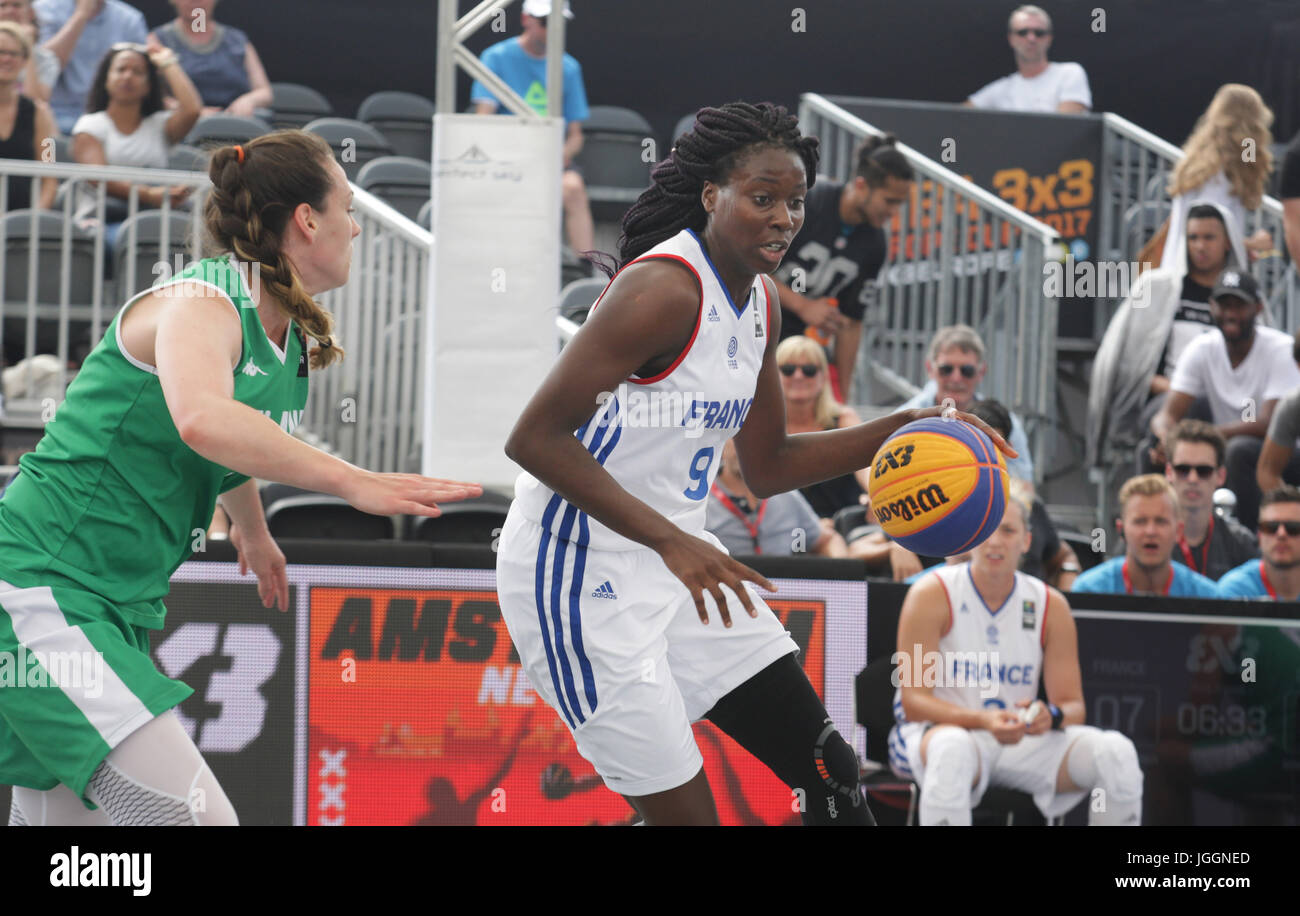 Alice Nayo (R) de Francia corre con el balón contra Fiona O'Dwyer (L) de  Irlanda durante el 3X3 FIBA Eurocup 2017 Mujer coinciden en Museumple  calificación Fotografía de stock - Alamy