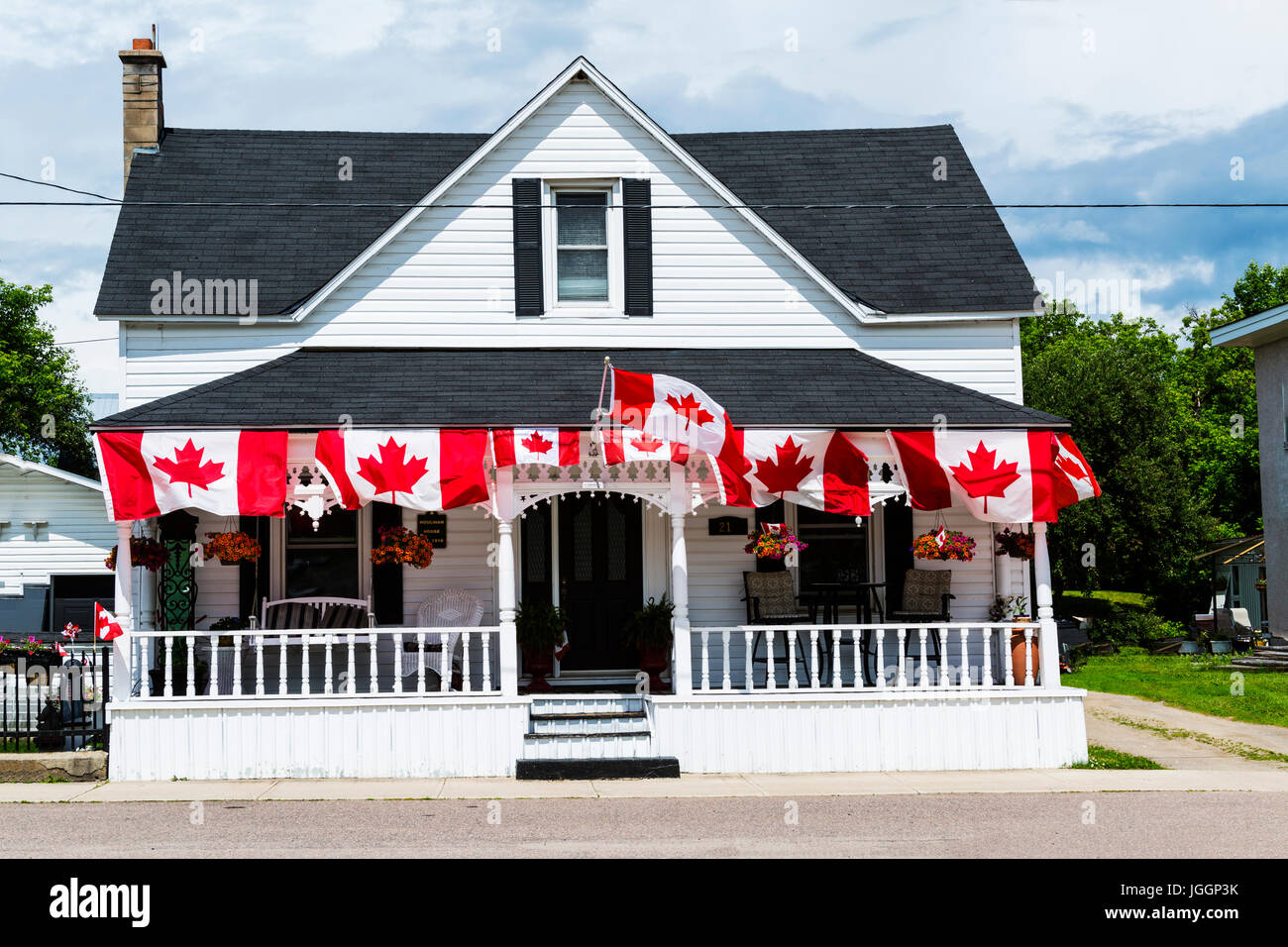 Eganville en Ontario, Canadá. Casa decorada con banderas canadienses