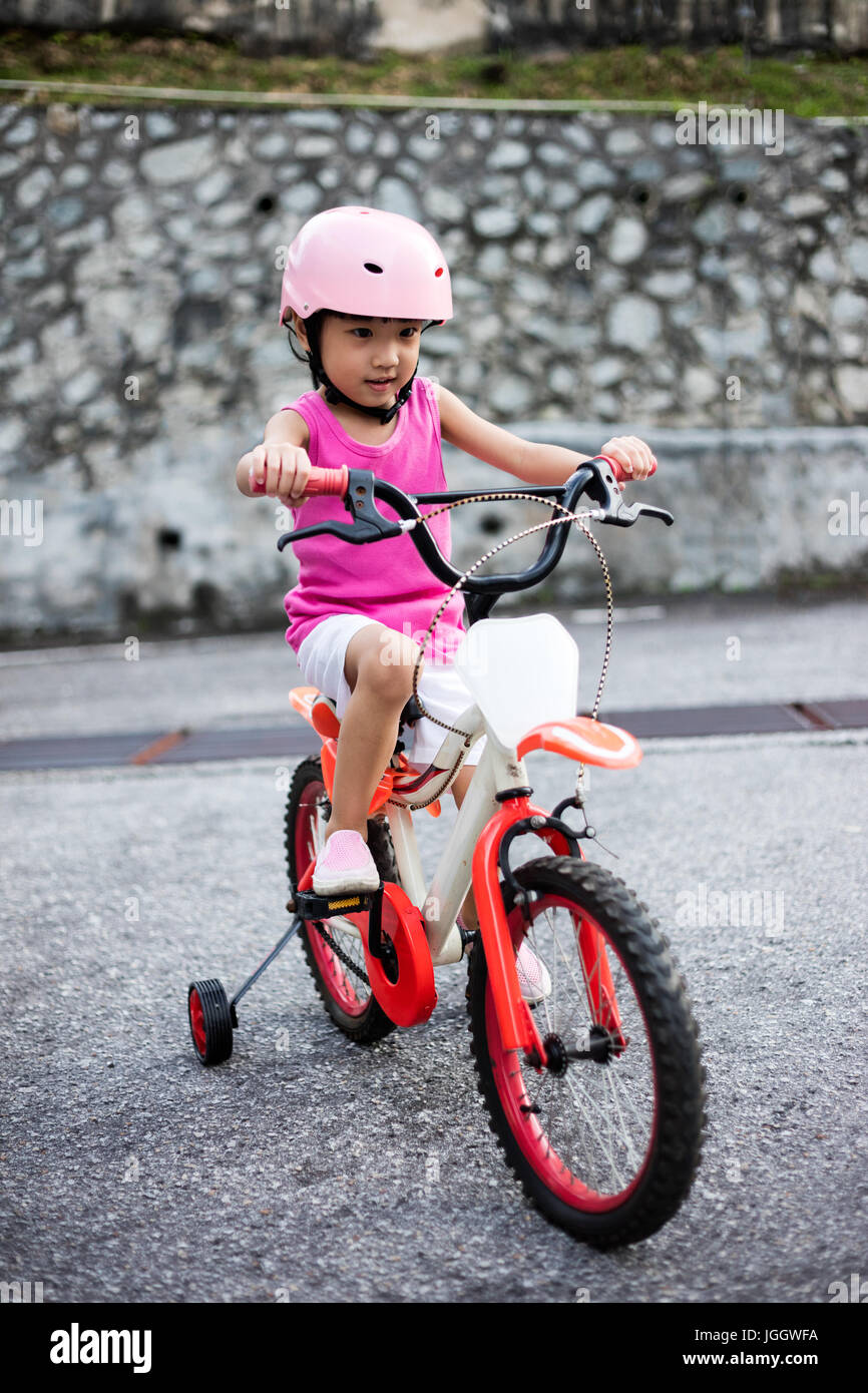 Una niña montando bicicleta sales