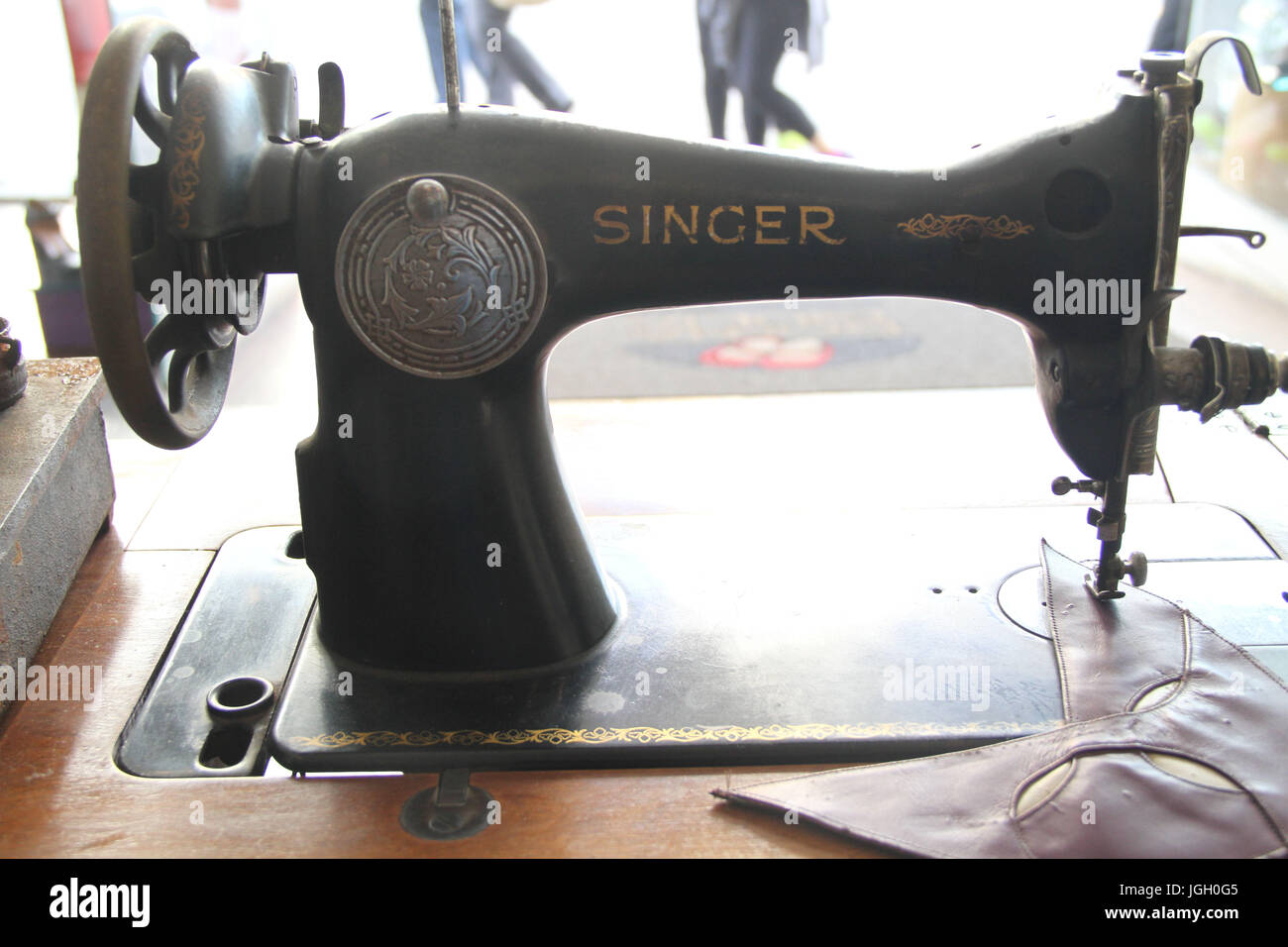 Gray singer sewing machine fotografías e imágenes de alta resolución - Alamy