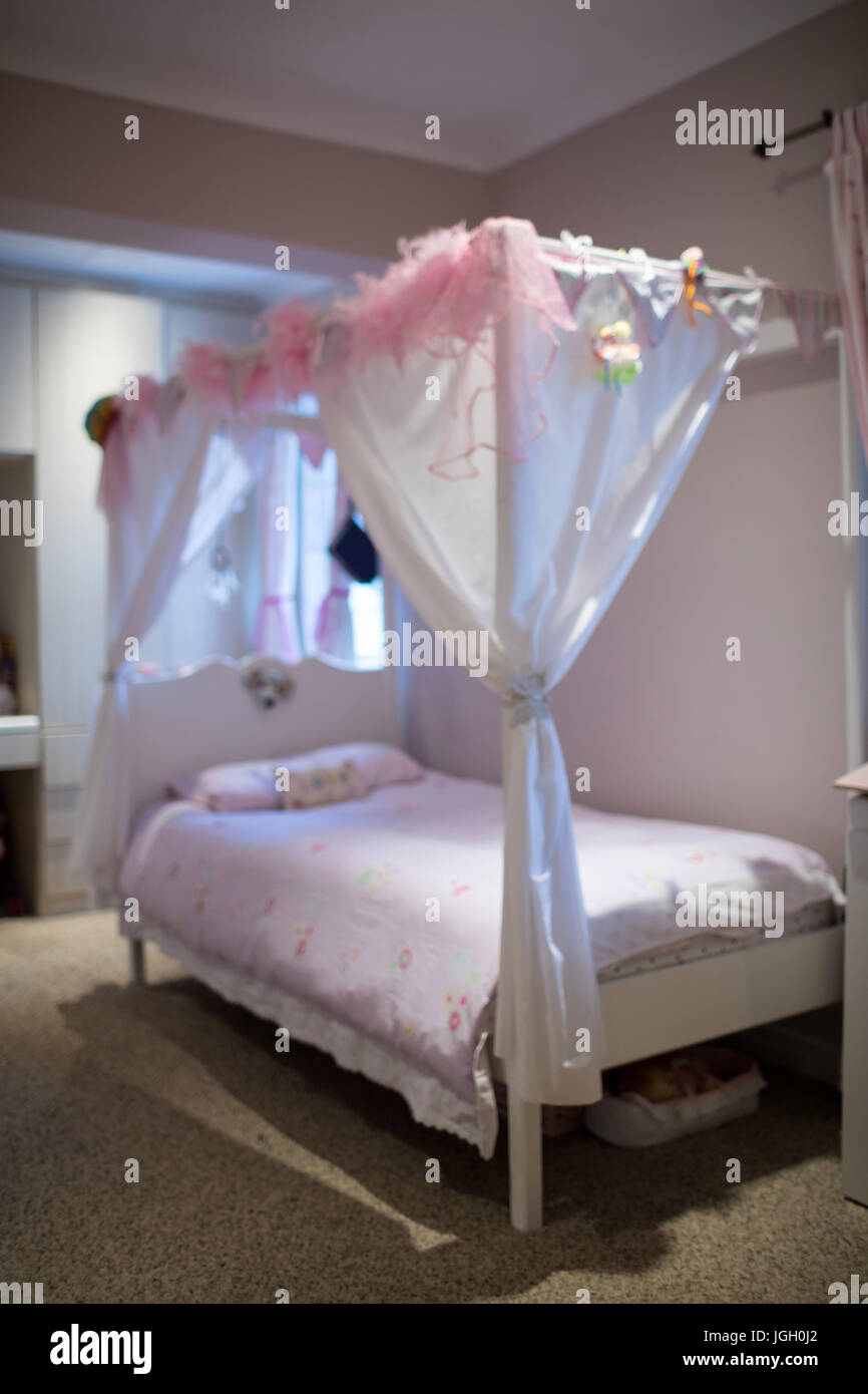 Cama de cuatro postes por pared en dormitorio en casa Fotografía de stock -  Alamy