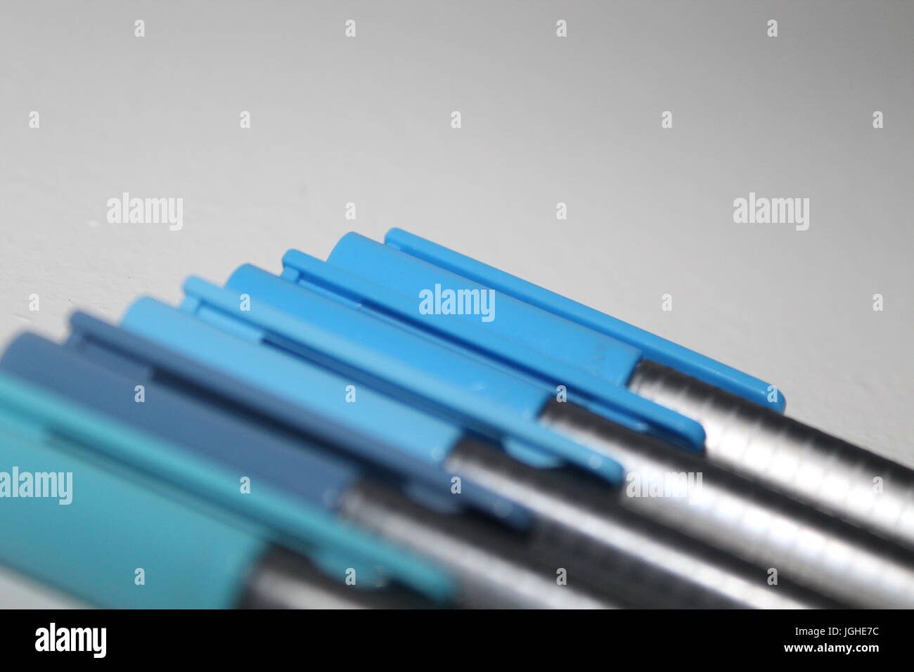 Una fila de plumas en diferentes tonos de azul Fotografía de stock - Alamy