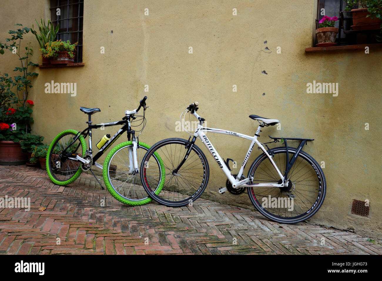 Bicicletas de niño aparcado en la calle, Pienza, Toscana, Italia Fotografía  de stock - Alamy