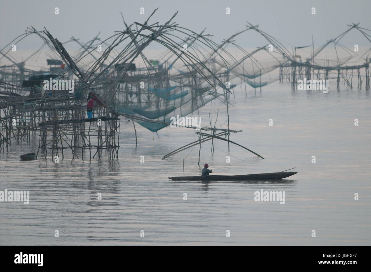 Pescador, barco Pêche au carrelet, Sun palanca, Sud Taïlandia Foto de stock