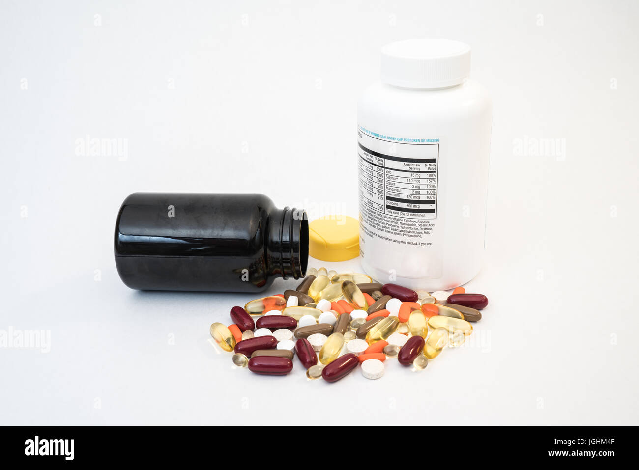 Variedad de vitaminas y píldoras con botellas de medicina Foto de stock