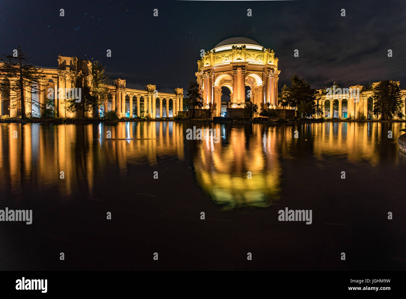 Palacio de Bellas Artes en San Francisco por la noche Foto de stock