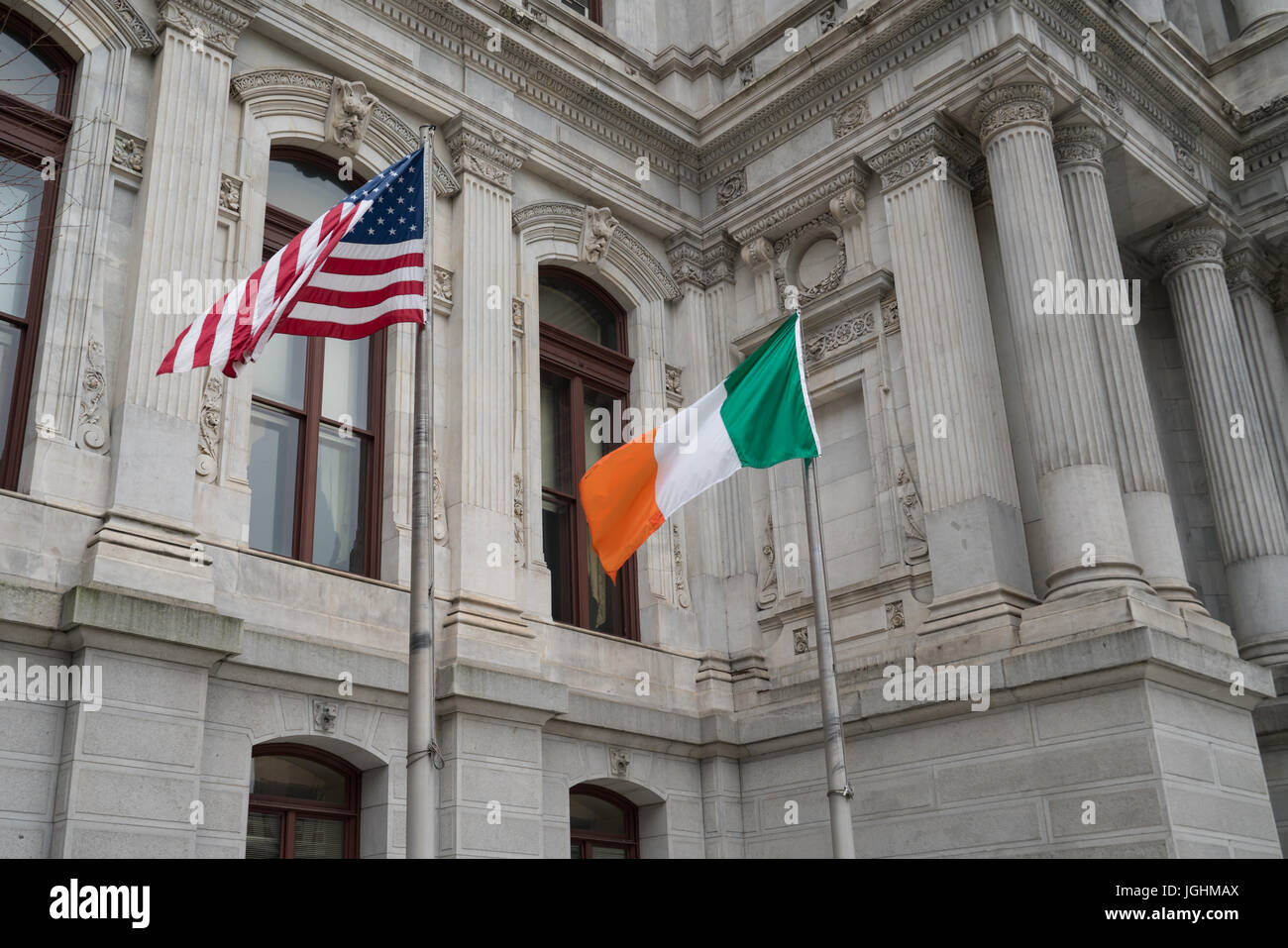 Irlandeses y banderas americanas volando al lado de la otra en el día de San Patricio Foto de stock