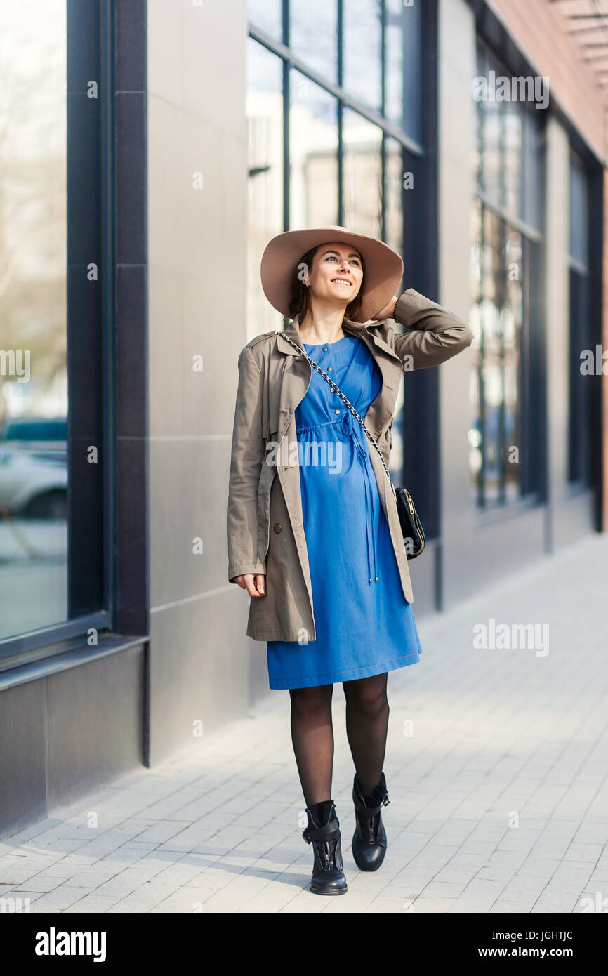 Tendencias de moda para mujeres embarazadas. moderna mujer embarazada en azul y beige y vestimenta hat Fotografía de stock - Alamy