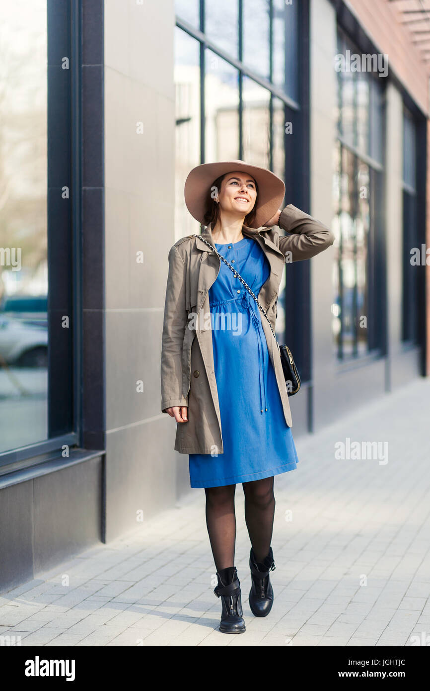 Tendencias de moda para mujeres embarazadas. moderna mujer embarazada en  azul y beige y vestimenta cómoda hat Fotografía de stock - Alamy