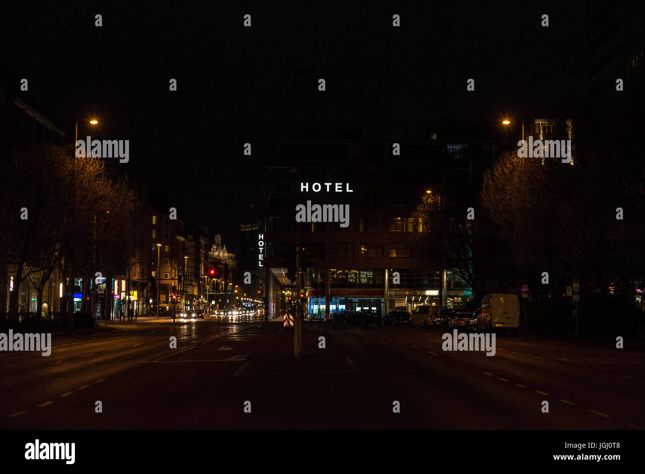 Hotel firmar iluminada por la noche en una calle del centro de Berlín, Alemania Foto de stock