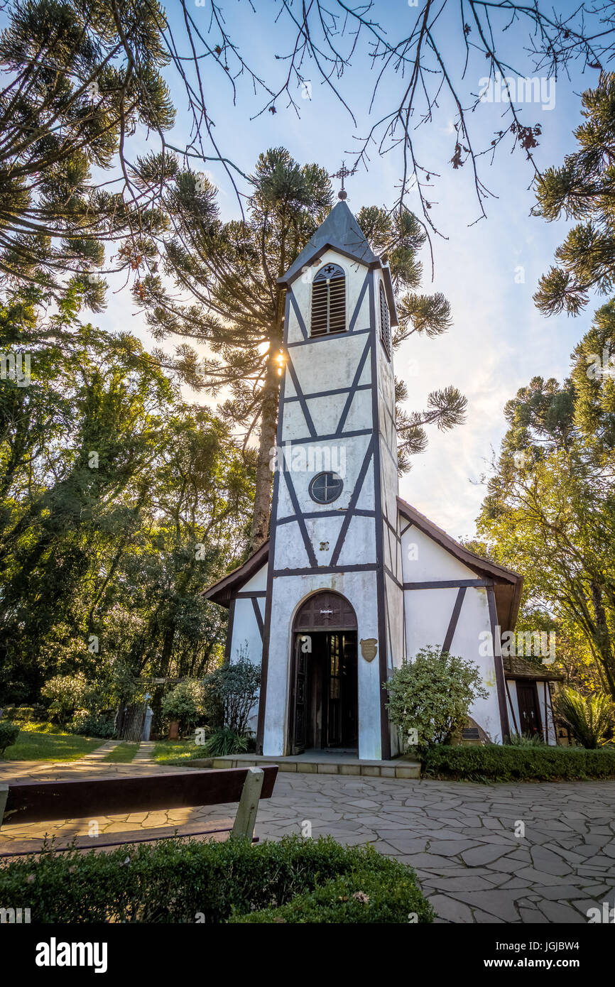 Iglesia de estilo Fachwerk alemán al inmigrante Village Park (Parque Aldeia do Imigrante) - Nova Petrópolis, Rio Grande do Sul, Brasil Foto de stock