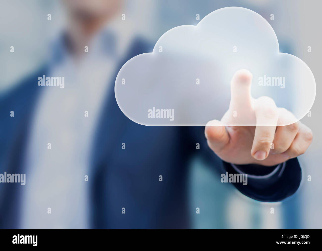 Concepto de cloud computing con una persona tocando un icono digital virtual Foto de stock