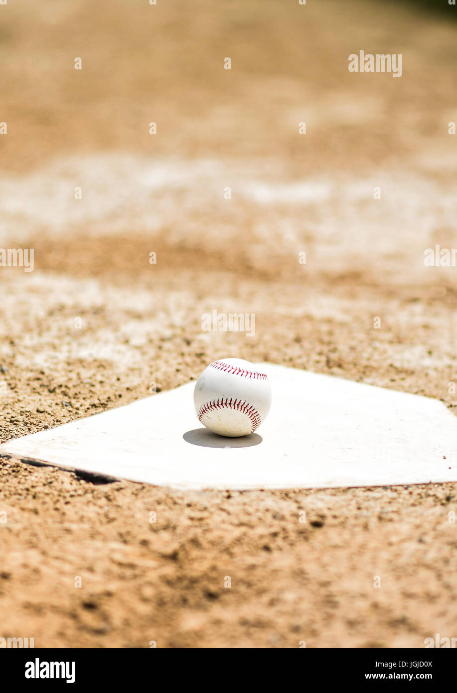 De béisbol en el plato de home en un campo de bolas Foto de stock