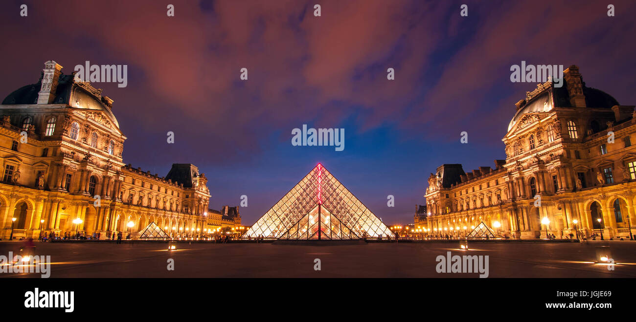 La Pirámide del Louvre y el Museo de las luces de noche. Foto de stock