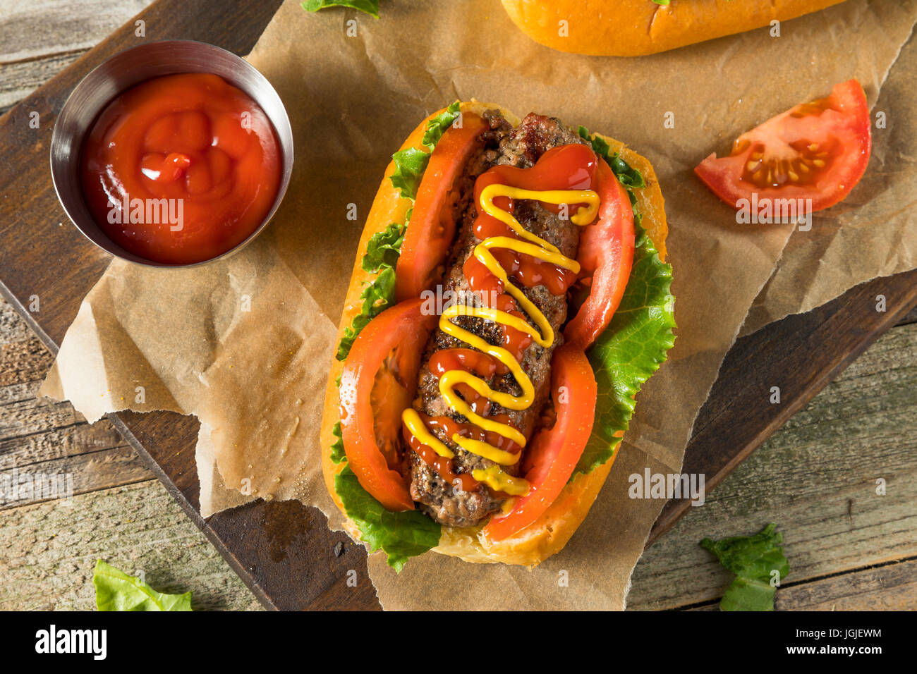 Hot Dogs hamburguesas caseras con tomate ketchup Letttuce Fotografía de