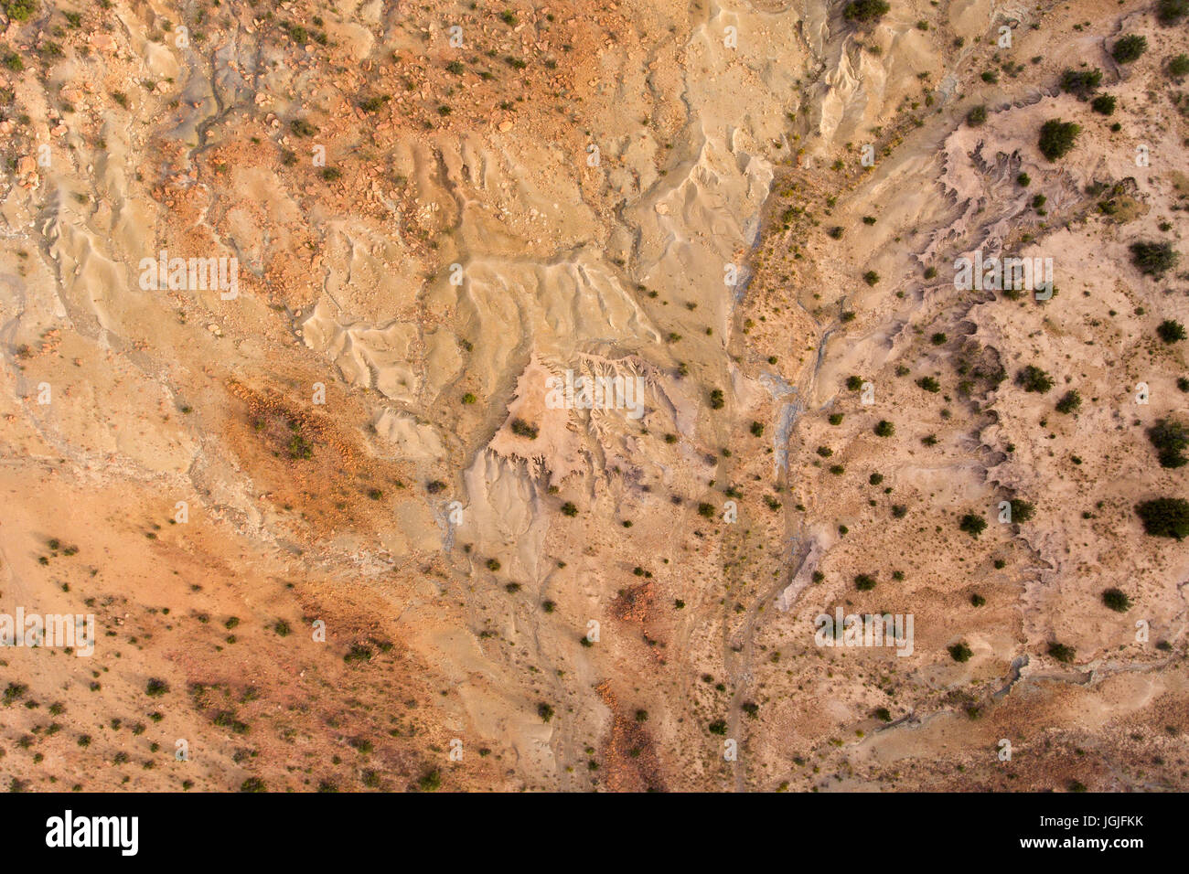 Vista aérea de una grave erosión del suelo en una región árida de Sudáfrica Foto de stock