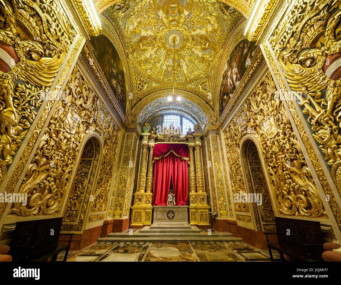 Vista interior de la concatedral de San Juan en la capital La Valeta / Malta. Foto de stock